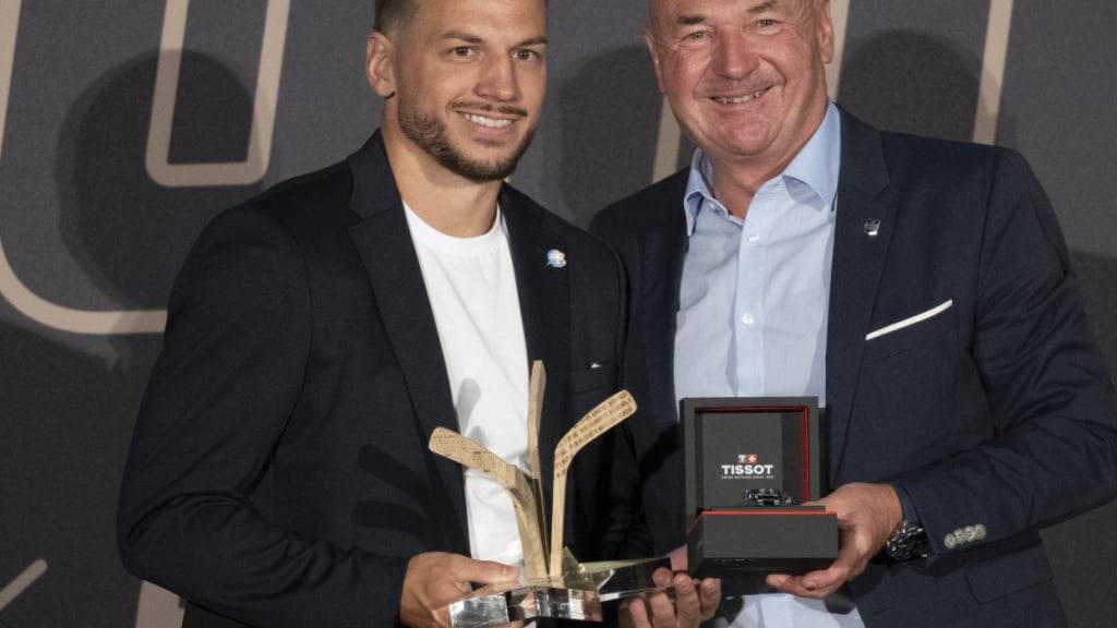 Sven Andrighetto (links) nimmt die Auszeichnung für den MVP der vergangenen Playoffs aus den Händen von Denis Vaucher entgegen