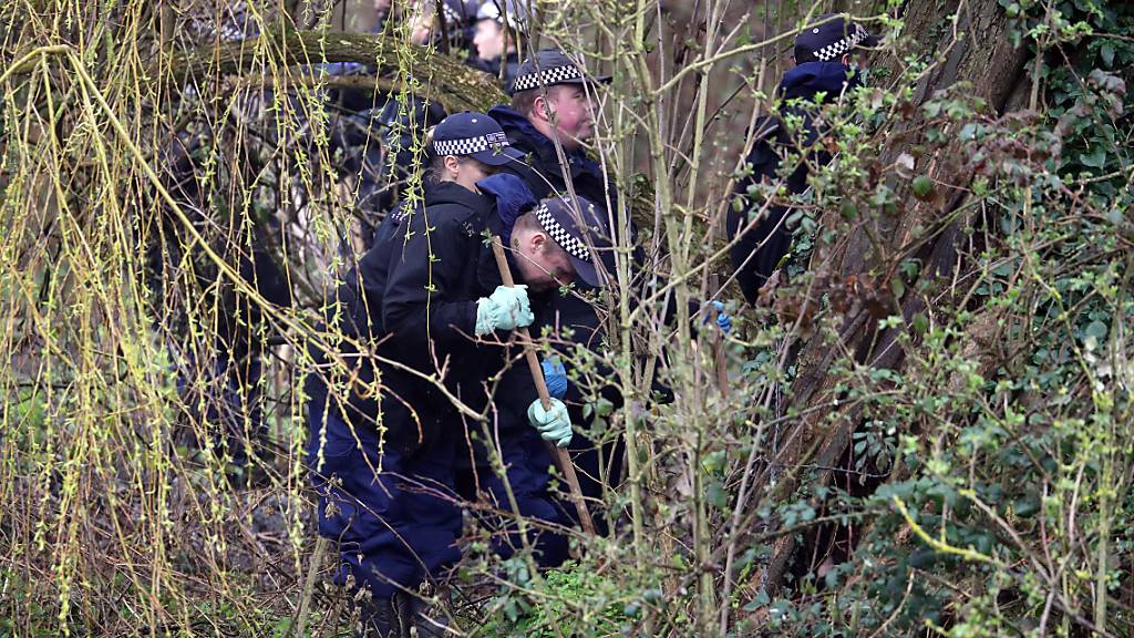 Polizisten durchkämmen auf der Suche nach Beweisen ein Grundstück in Sandwich, Kent. Foto: Gareth Fuller/PA Wire/dpa