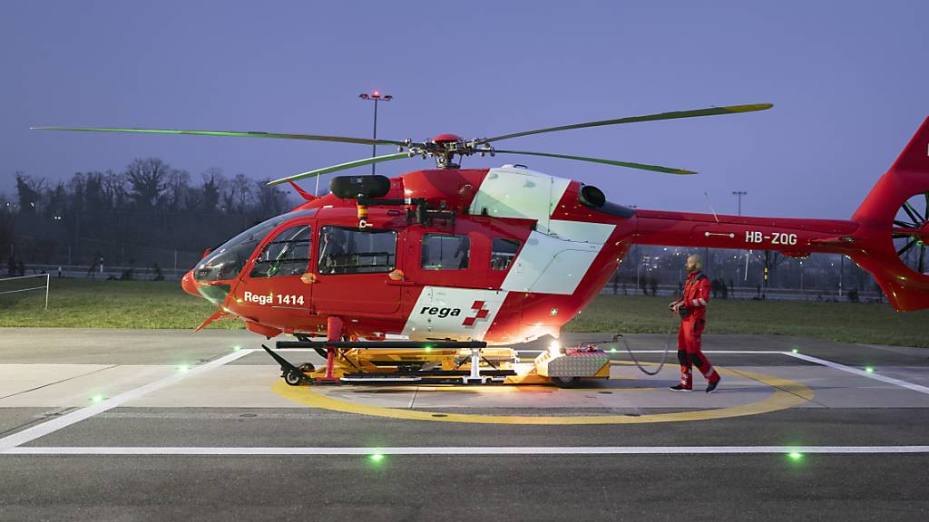 Ein Nachtskifahrer im Skigebiet Flumserberg musste nach eine Kollision mit einem Motorschlitten mit einem Rega-Helikopter ins Spital geflogen werden. (Symbolbild)