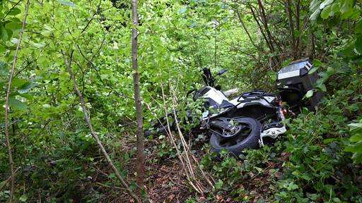 Motorradfahrer (48) stürzt Böschung hinunter – mit Verletzungen im Spital