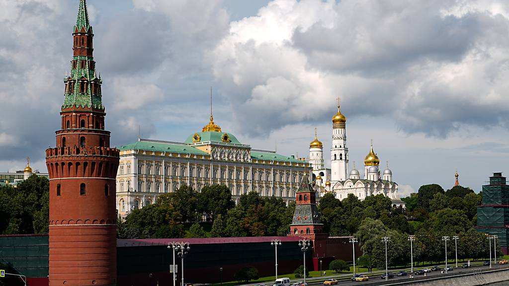 ARCHIV - Ein Blick auf den Großen Kremlpalast und den Glockenturm von Iwan dem Großen im Kreml. Foto: Pavel Bednyakov/AP/dpa