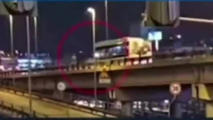 Venedig: Überwachungsvideo zeigt, wie Bus von Brücke stürzt