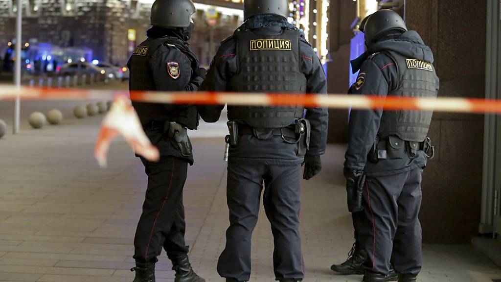 Sicherheitskräfte riegelten sofort nach den Schüssen die Geheimdienstzentrale in Moskau ab.