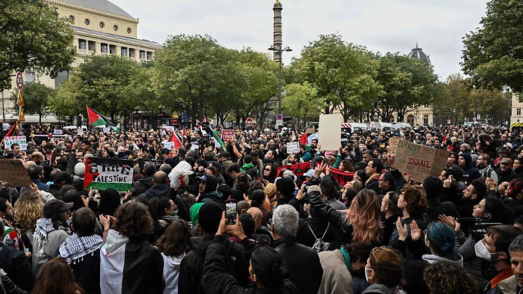 Menschen versammeln sich im Zentrum von Paris, um Solidarität mit dem palästinensischen Volk zu bekunden. Foto: Bertrand Guay/AFP/dpa