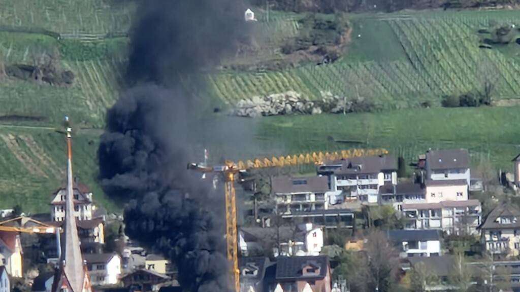 Schweissarbeiten lösten am Mittwoch einen Brand in Stein am Rhein aus. Drei Arbeiter mussten mit Verdacht auf Rauchgasvergiftung ins Spital.