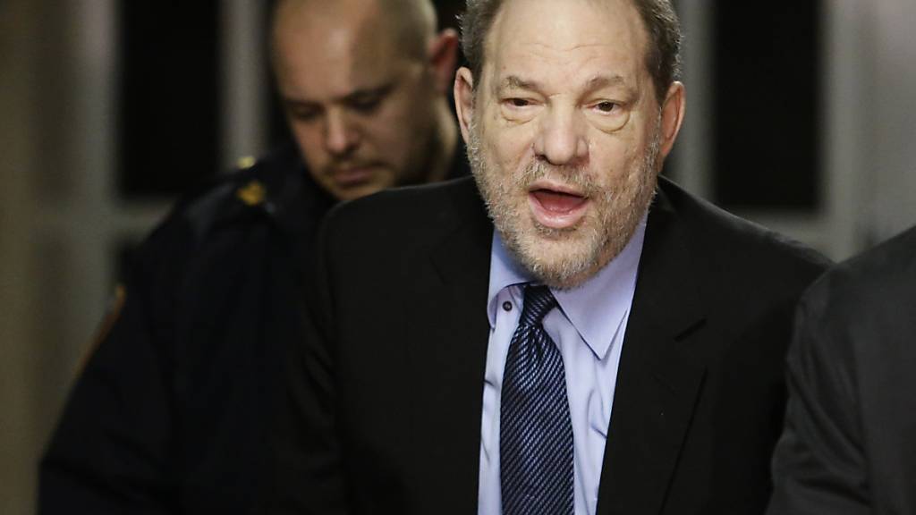 ARCHIV - Harvey Weinstein antwortet auf Fragen von Journalisten beim Verlassen eines Gerichtssaals. Foto: Frank Franklin Ii/AP/dpa