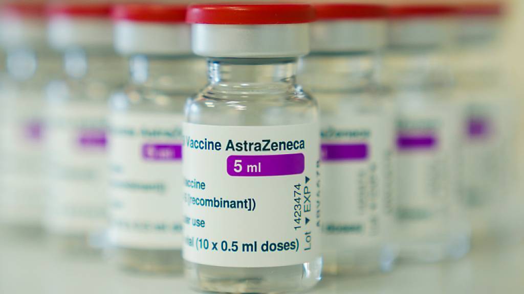Auf einem Tisch in einer Hausarztpraxis stehen Ampullen mit dem Covid-19 Impfstoff des schwedisch-britischen Pharmakonzerns AstraZeneca. Foto: Nicolas Armer/dpa