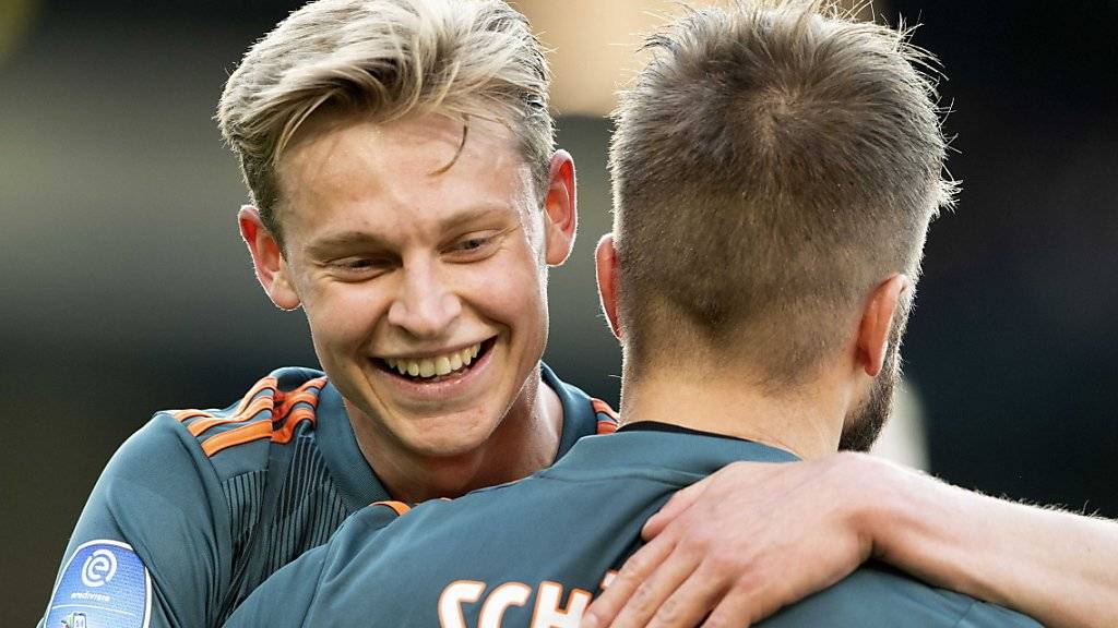 Frenkie de Jong herzt 1:0-Torschütze Lasse Schöne