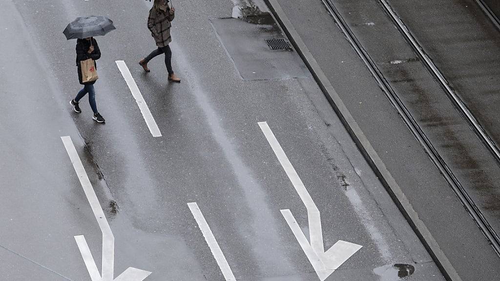 Ein Zürcher Bezirksrichter darf nicht mehr über Klimaschützer urteilen. Das Bundesgericht hat ihn für befangen erklärt, weil er sich mit ihnen solidarisiere. Im Bild das Resultat einer Strassenblockade in der Zürcher Innenstadt. (Archivbild)