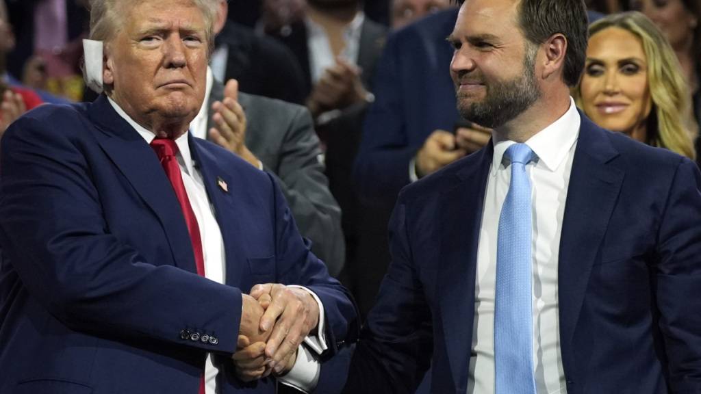 Der republikanische Präsidentschaftskandidat und ehemalige US-Präsident Donald Trump und der republikanische Vizepräsidentschaftskandidat J.D. Vance. Foto: Evan Vucci/AP/dpa