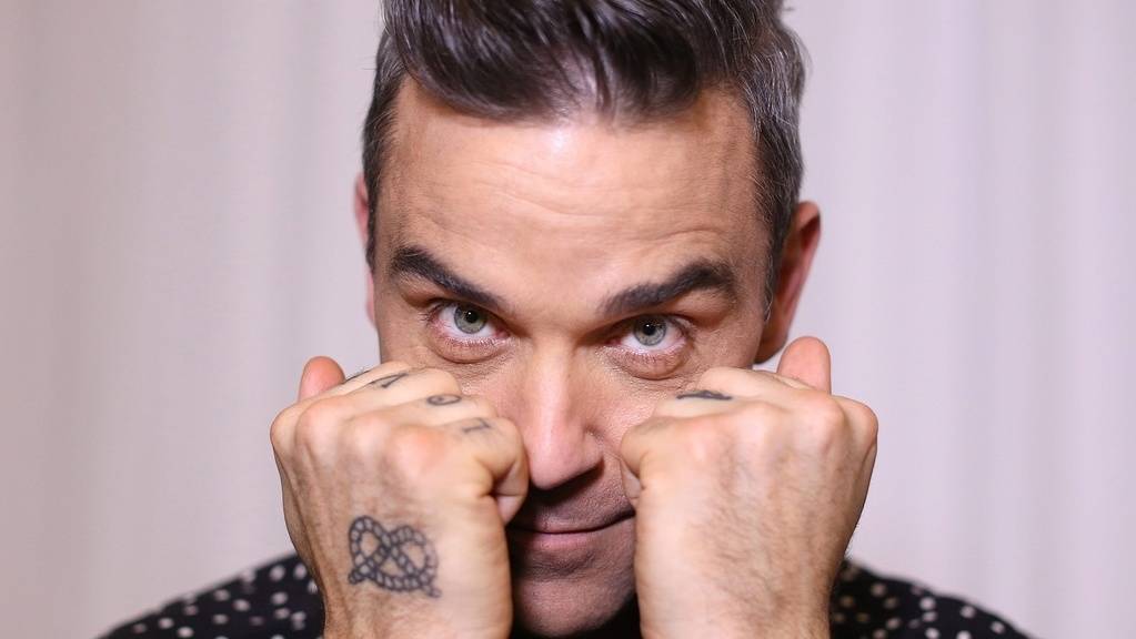 Der britische Sänger Robbie Williams veröffentlicht ein Weihnachtsalbum - mit Gästen wie Schlagersängerin Helene Fischer oder dem früheren Boxweltmeister Tyson Fury.