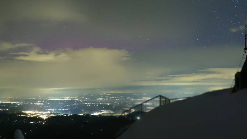 Eine Kamera auf dem Säntis hielt das Naturspektakel fest, wie ein von Meteoschweiz veröffentlichtes Bild zeigt.