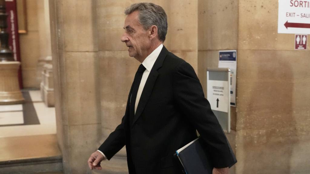 ARCHIV - Der ehemalige französische Präsident Nicolas Sarkozy trifft vor dem Berufungsgericht in Paris ein. Foto: Thibault Camus/AP/dpa/Archivbild
