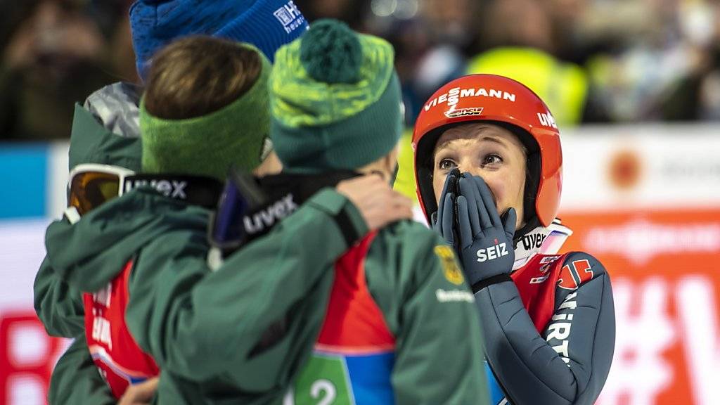 Jubel über den ersten WM-Titel eines Frauenteams: Deutschlands Skispringerinnen