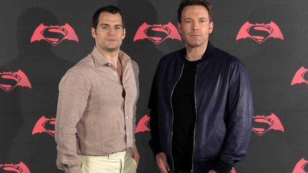 Henry Cavill und Ben Affleck (r) spielen im Film «Batman vs Superman» erfolgreich die Hauptollen. An den US-Kinokassen bringen sie den Dollar zum Rollen (Archiv)