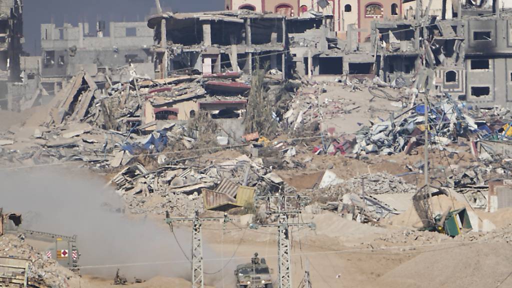 Israelische Soldaten fahren ein Militärfahrzeug im Gazastreifen. Foto: Ariel Schalit/AP/dpa