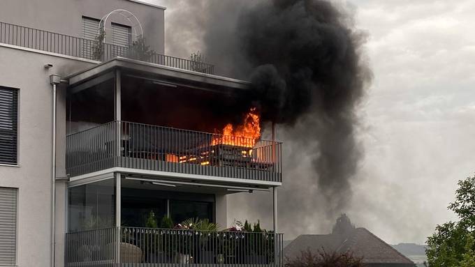 Balkon brennt in Mehrfamilienhaus – waren Raucherwaren schuld?