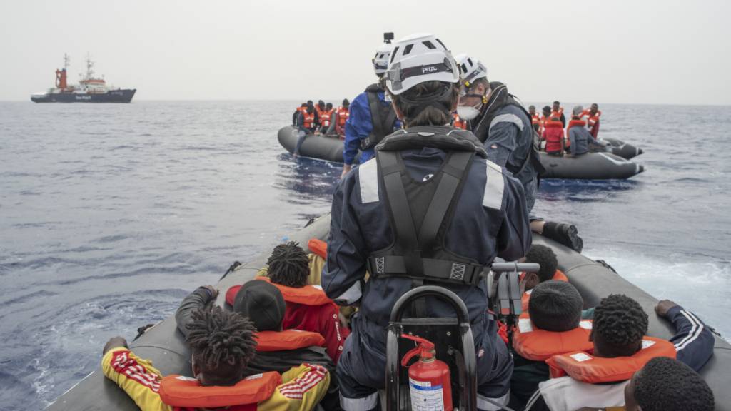 Die Hilfsorganisation Sea-Watch bringt bei einem Rettungseinsatz im zentralen Mittelmeer Migranten in Sicherheit.