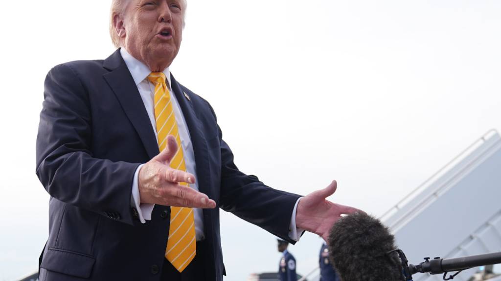 US-Präsident Donald Trump spricht mit Reportern. Foto: Matt Rourke/AP/dpa