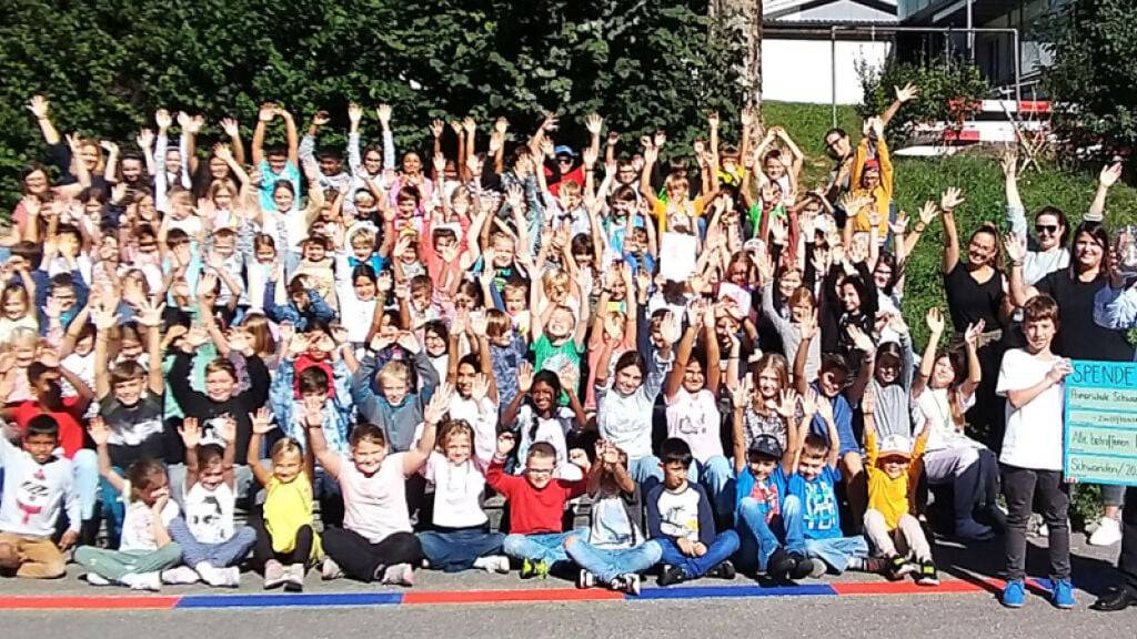 Schul- und Kindergartenkinder sammelten in Schwanden GL 12'000 Franken für Erdrutsch-Betroffene.