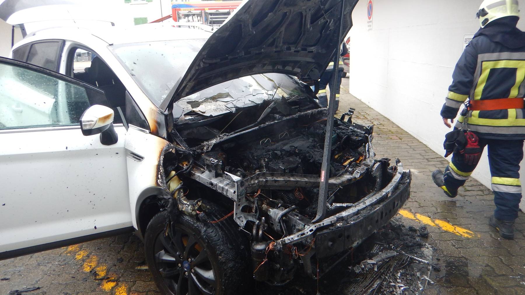Am brennenden Auto entstand Totalschaden.