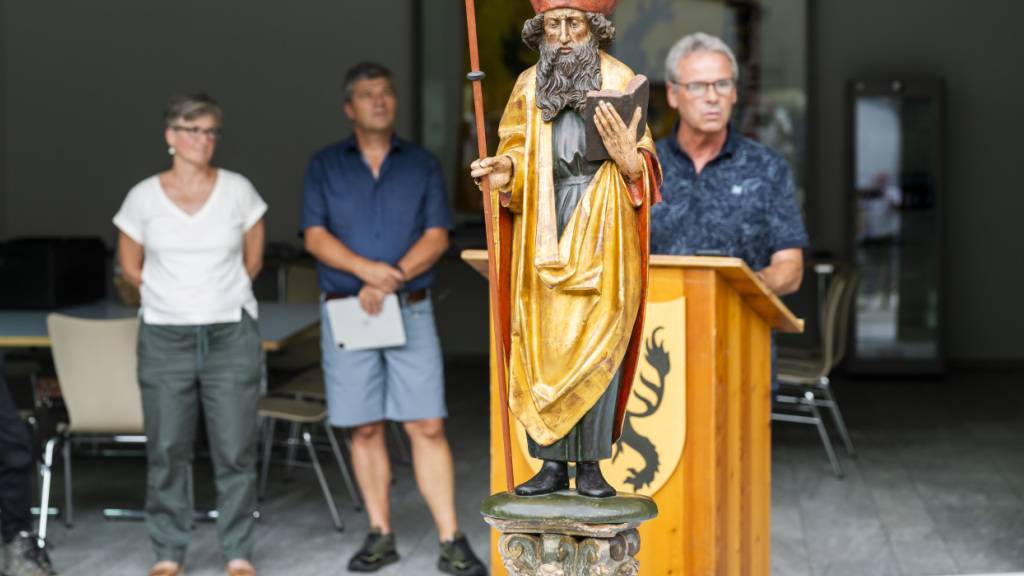 Der Gemeindepräsident von Baltschieder, Markus Nellen (r.), äusserte sich in seiner Rede erfreut über die Rückkehr der Statue.