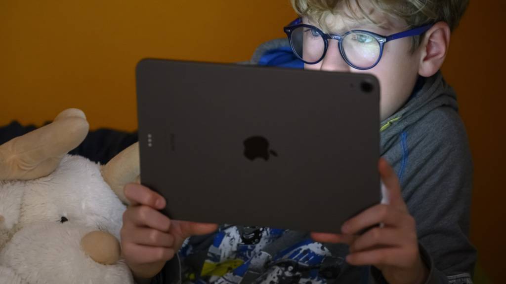 Soziale Medien setzen Jugendliche in der Schweiz unter Druck. (Symbolbild)