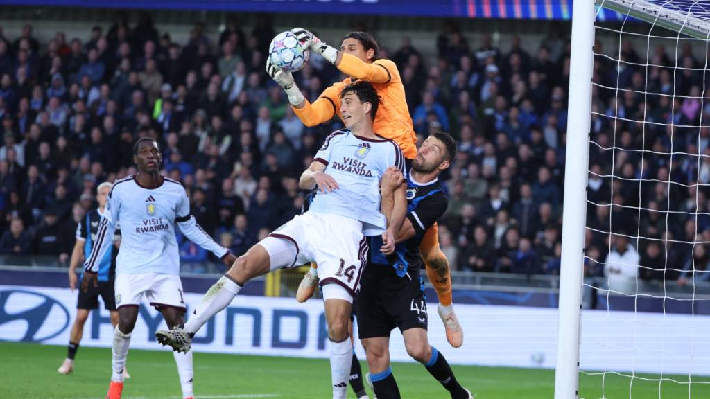 Yann Sommer pflückt eine Flanke aus der Luft - in einer anderen Szene verschätzt er sich jedoch kapital