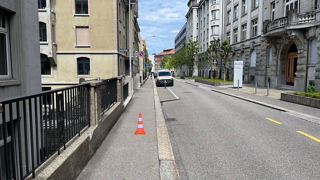 Ein Unbekannter entriss einer Frau an der Unterstrasse in St. Gallen die Halskette und verletzte sie dabei.