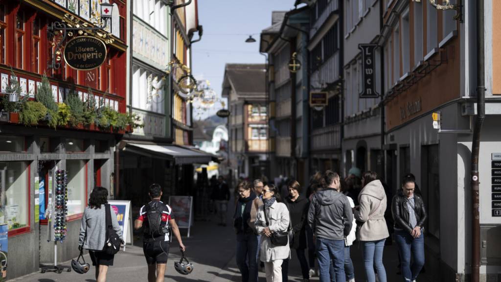 Appenzell bekommt eine neue Begegnungszone: Im Bild Touristen in der Hauptgasse von Appenzell. (Archivbild)