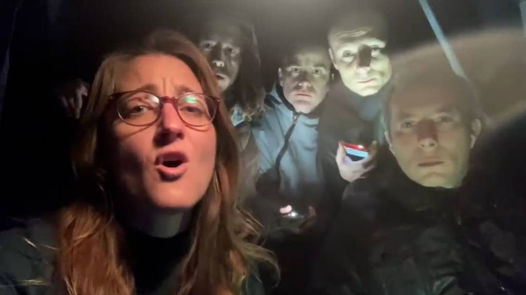 Musiker machen Videoclip im Stau
