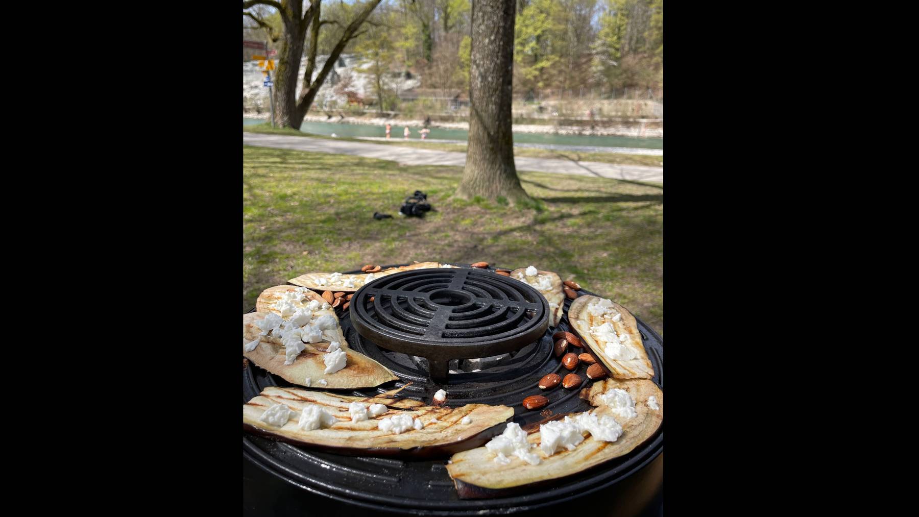 Auberginen mit Feta auf dem Grill