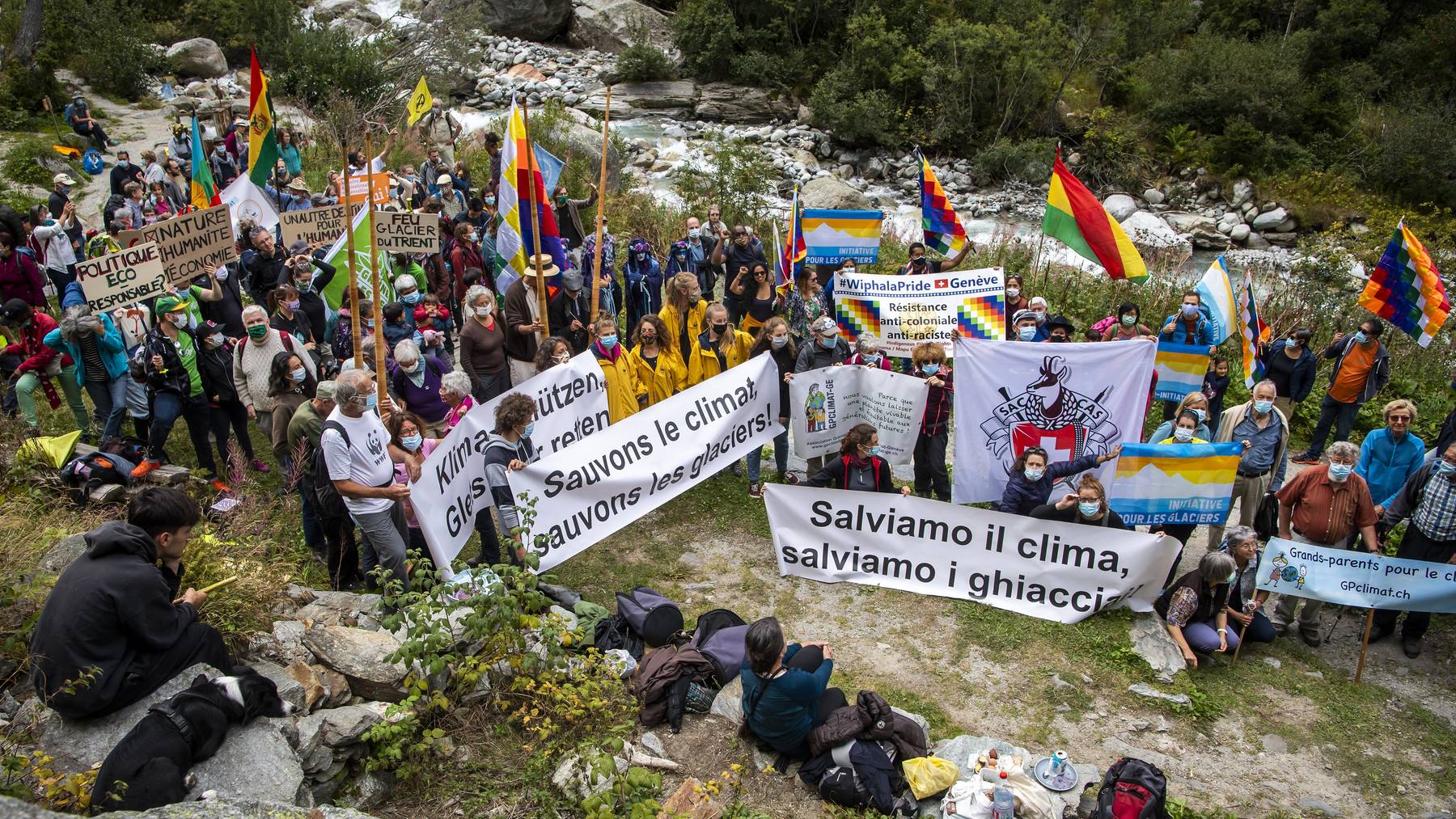 Für ein Verbot von Erdgas, Heizöl und Benzin: Unterstützer der Gletscherinitiative bei einer Aktion in den Walliser Bergen.