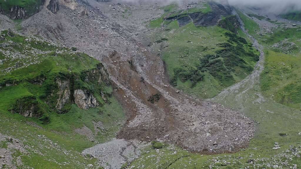 450'000 Kubikmeter Fels stürzen im Bisisthal SZ ab