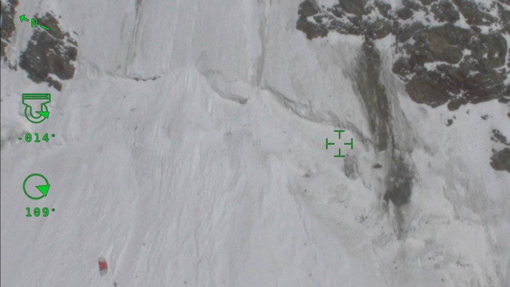 Auf einem ersten Bild der Absturzstelle in den Berner Alpen sind Wrackteile der verunglückten PC-7 zu sehen. (Bild Schweizer Luftwaffe)