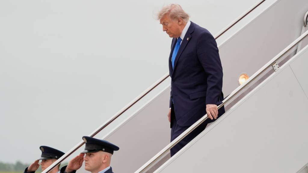Präsident Donald Trump steigt auf der Joint Base Andrews,MdL, aus der Air Force One aus. Foto: Manuel Balce Ceneta/AP/dpa