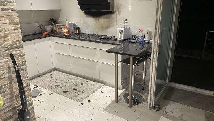 Füllinsdorf BL, October 4: A fire in the kitchen required a fire department.  No one was injured.