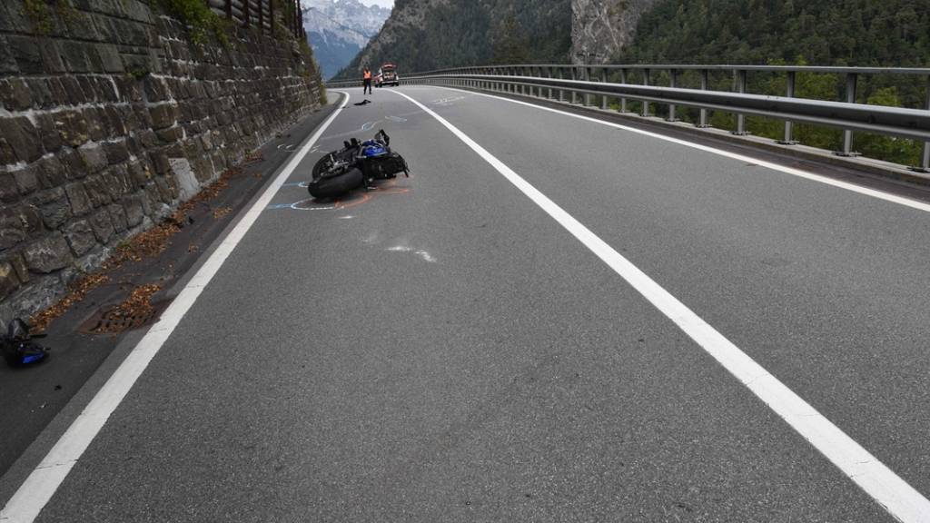 Ein junger Töfffahrer hat in einer Kurve bei Rhäzüns die Kontrolle über sein Fahrzeug verloren.