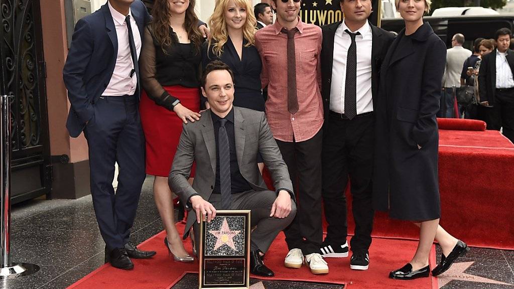 Jim Parsons, kniend, mit seinen Kollegen und Kolleginnen aus «The Big Bang Theory»: Er war letztes Jahr der US-TV-Star, der am meisten verdiente. (Archivbild)