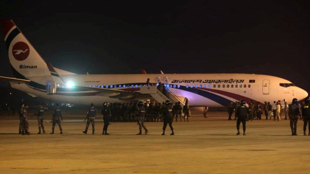 Spezialkräfte der Armee und der Polizei umstellen auf dem Flughafen von Chittagong in Bangladesch ein entführtes Flugzeug.