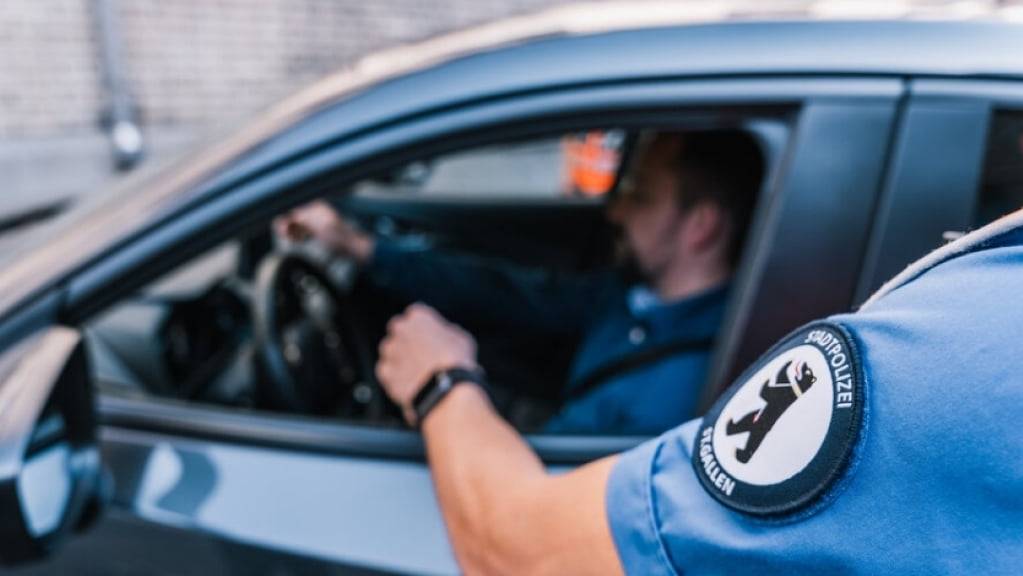 Die Stadtpolizei hat einen Autofahrer kontrolliert, der unerlaubte Waffen mit sich trug.