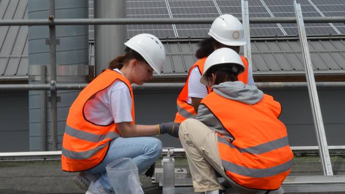 Jugendliche installieren in Kirchberg eine Solaranlage