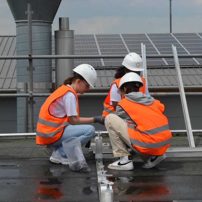 Jugendliche installieren in Kirchberg eine Solaranlage