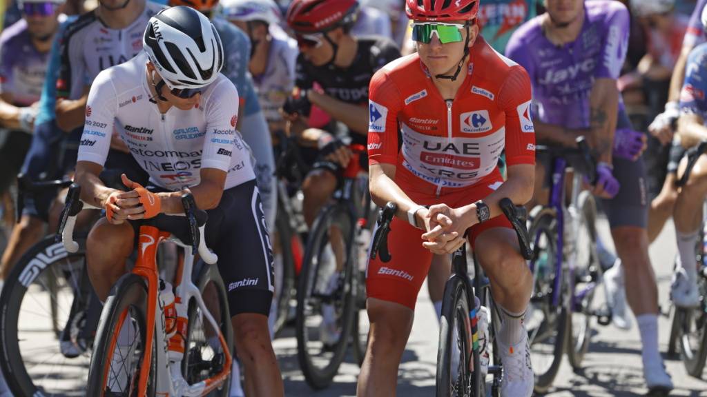 Tadej Pogacar (rechts) stürzt auf der 8. Etappe der Spanien-Rundfahrt schwer und muss die Vuelta aufgeben