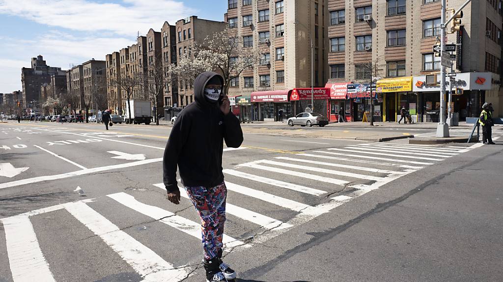 Leere in New York: Ein Rollerblade-Fahrer mit Gesichtsmaske am wegen des Coronavirus abgesperrten Grand Concourse in der Bronx.