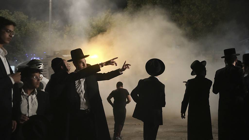 dpatopbilder - Ultraorthodoxe jüdische Männer inspizieren eine beschädigte Straße in der jüdischen Siedlung Beitar Illit im Westjordanland. Foto: Maya Alleruzzo/AP/dpa