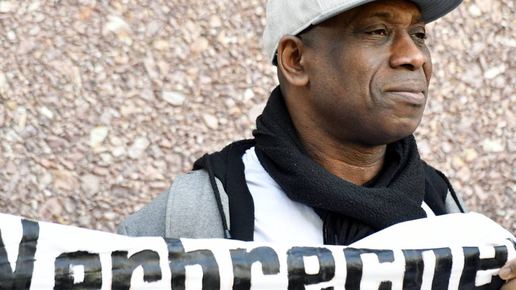 Wilson A. zieht gegen die Schweiz vor den Europäischen Gerichtshof für Menschenrechte (EGMR) in Strassburg. Er wirft der Polizei Racial Profiling vor. Im Bild steht er im Jahr 2018 vor dem Zürcher Bezirksgericht, als die beteiligten Polizisten freigesprochen wurden. (Archivbild)