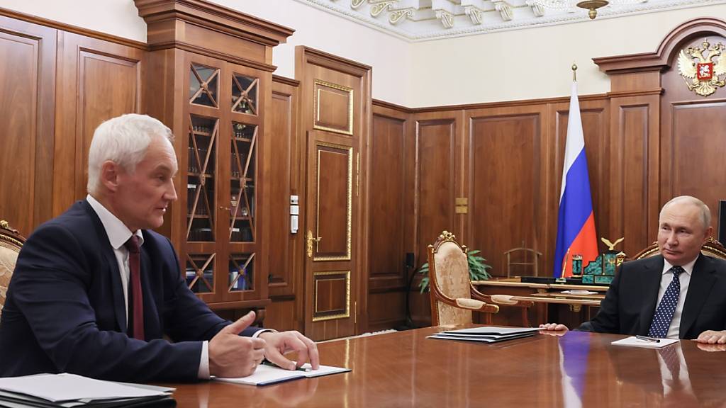 ARCHIV - Das von der staatlichen russischen Nachrichtenagentur Sputnik via AP veröffentlichte Bild zeigt Wladimir Putin (r) und Andrej Beloussow. Foto: Gavriil Grigorov/Pool Sputnik Kremlin/AP/dpa - ACHTUNG: Nur zur redaktionellen Verwendung und nur mit vollständiger Nennung des vorstehenden Credits