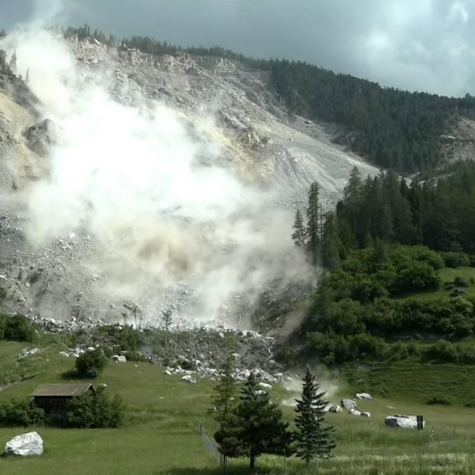 Heftiger Felssturz in Brienz: Brocken rollt auf Wiese