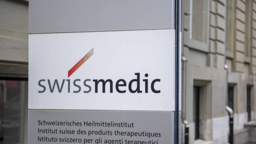 Das Heilmittelinstitut Swissmedic hat 2025 mehr Sendungen mit illegalen Arzneimitteln bearbeitet als im Vorjahr. Es warnt vor gesundheitlichen Risiken durch die Einnahme solcher Arzneimittel. (Themenbild)
